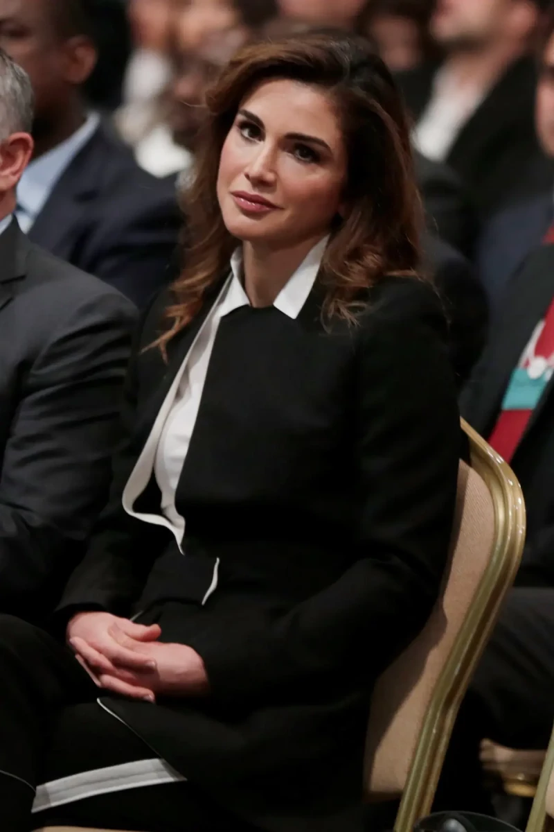 Rania de Jordania en una imagen sentada
