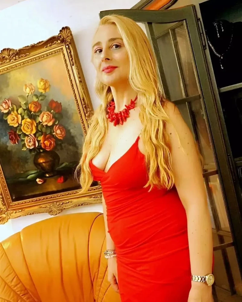 Nuria Yañez en una imagen de redes con vestido rojo.