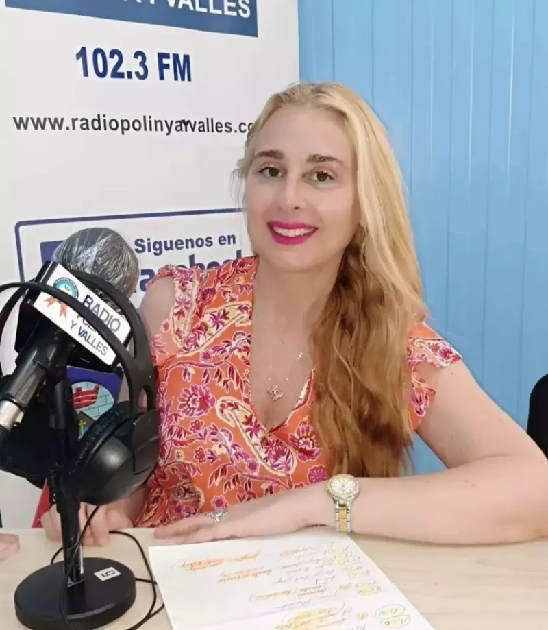 Fresita en su trabajo en la radio local.