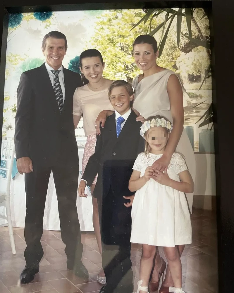 Manuel Díaz con Virginia Troconis y sus tres hijos de pequeños
