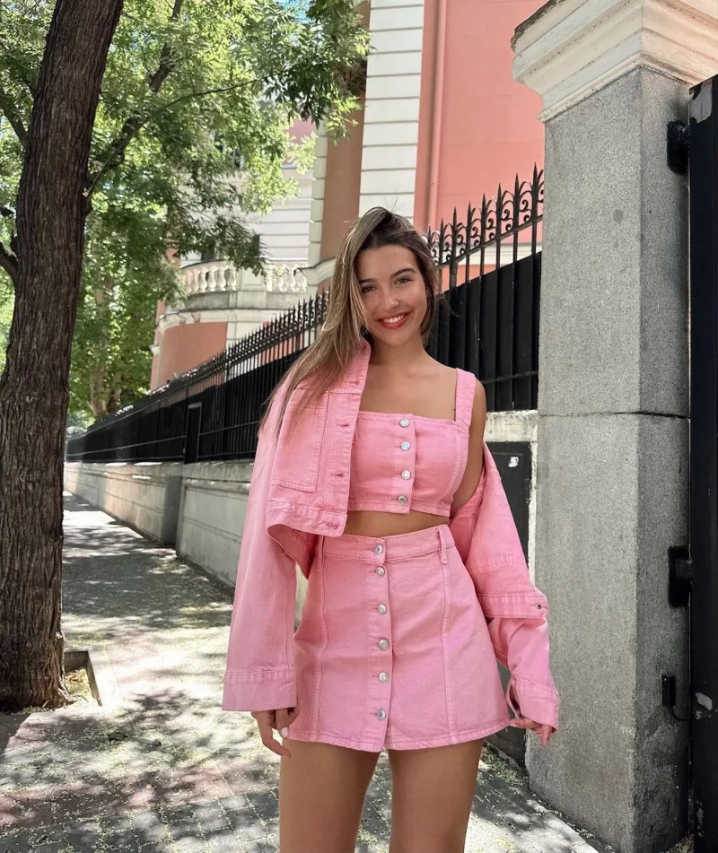 Alba Díaz con un conjunto rosa