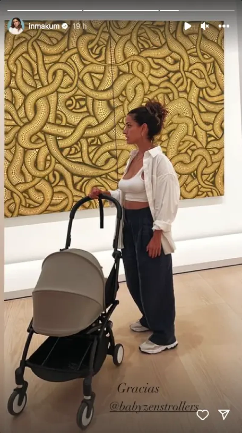 Inma Cuesta con su carrito de bebé
