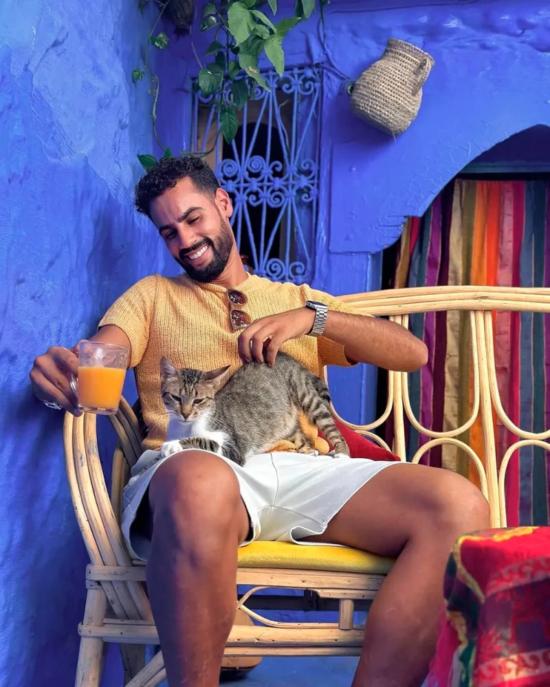 Asraf Beno relajado con un gatito