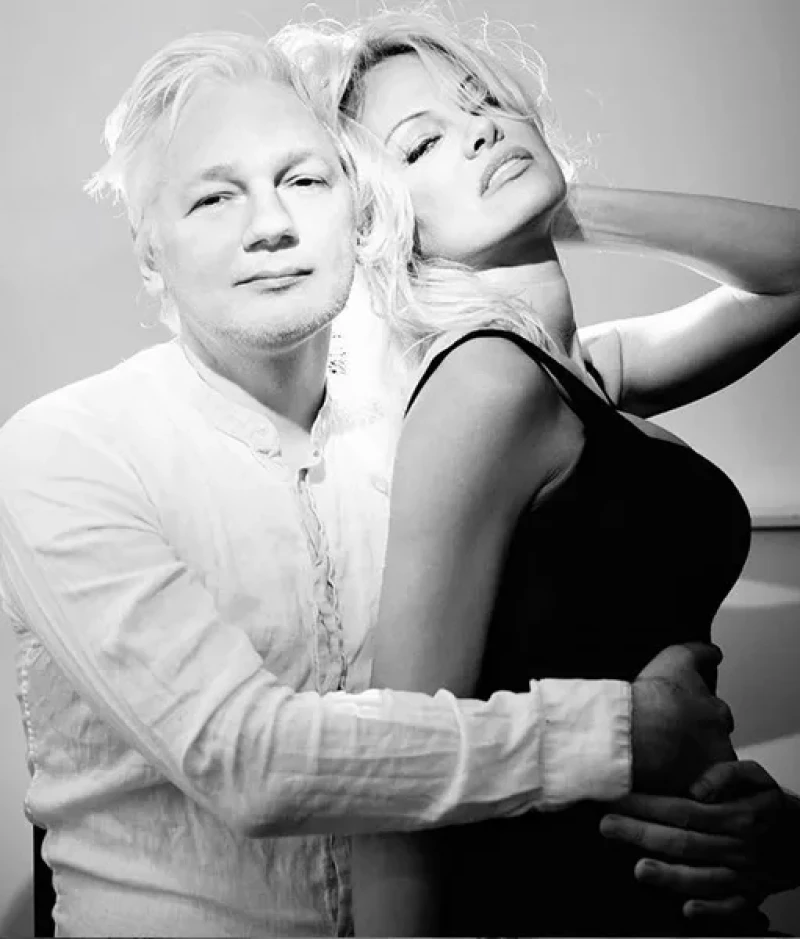 Pamela Anderson y Julian Assange.