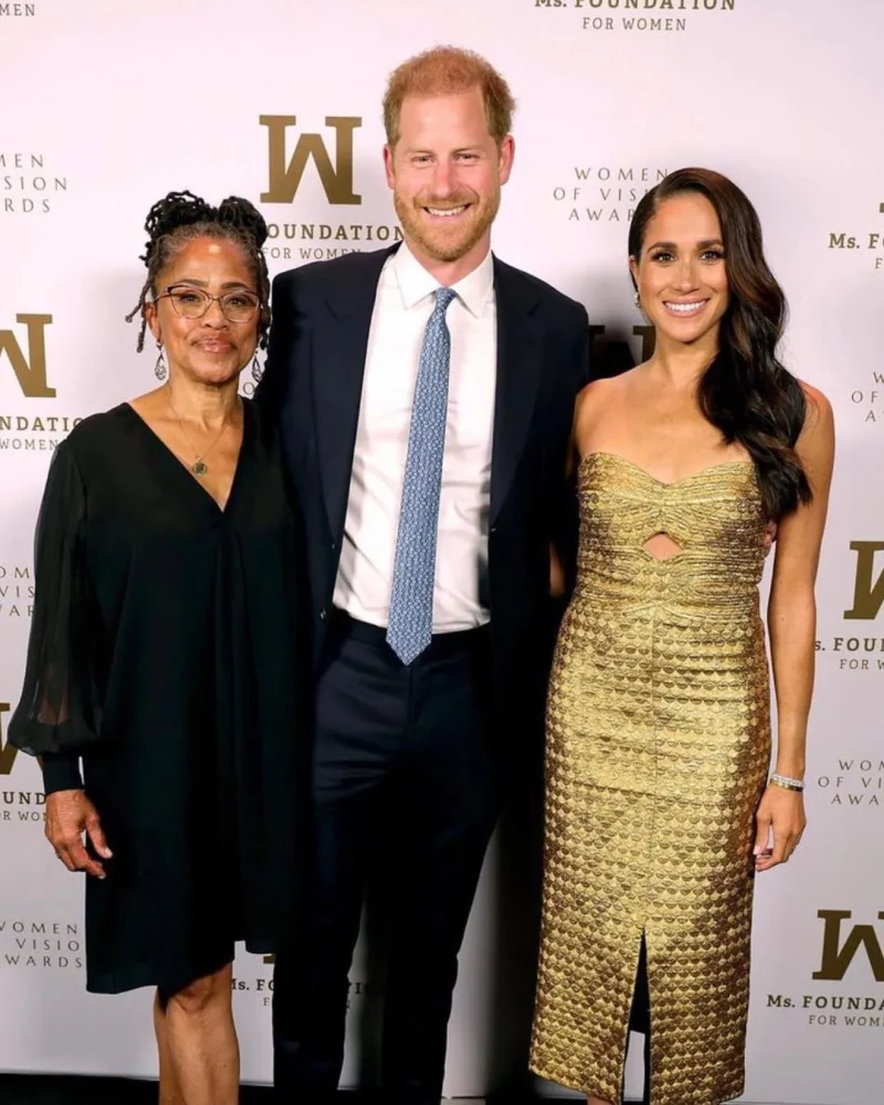 Harry y Meghan junto a Doria Ragland, madre de la actriz.