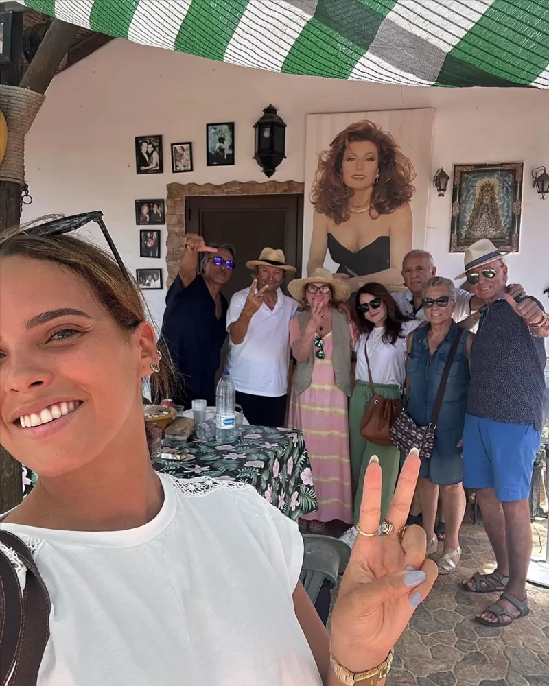 Gloria Camila y José Fernando con la familia Mohedano.