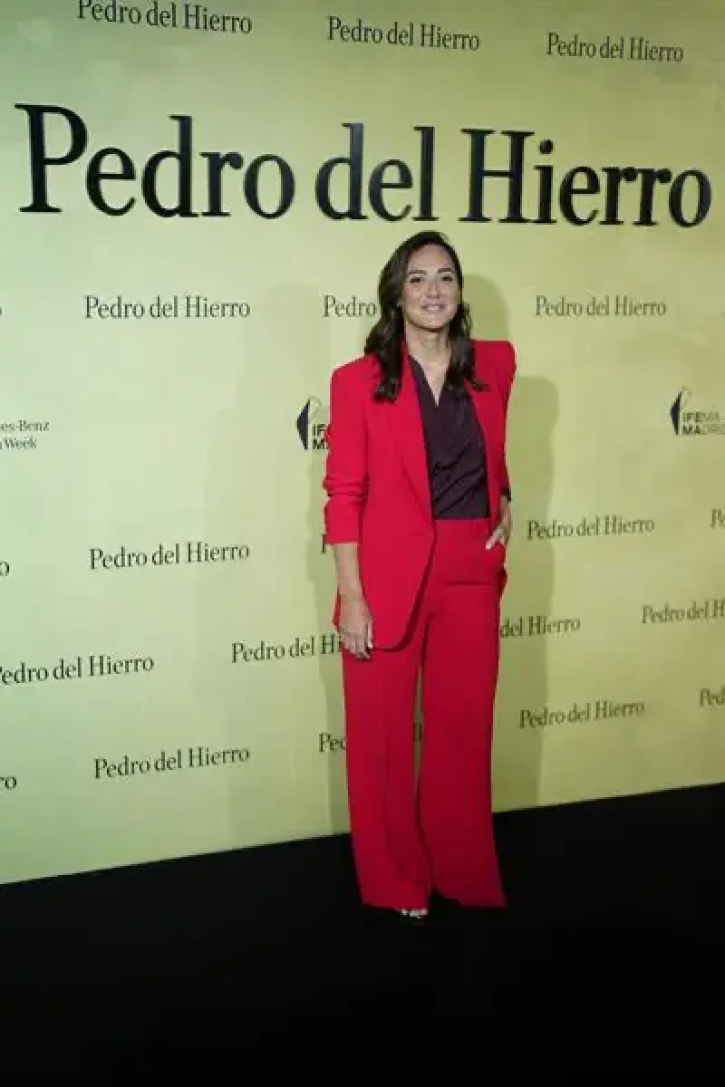 Tamara Falcó en el photocall de Pedro del Hierro con un traje rojo de su colección.