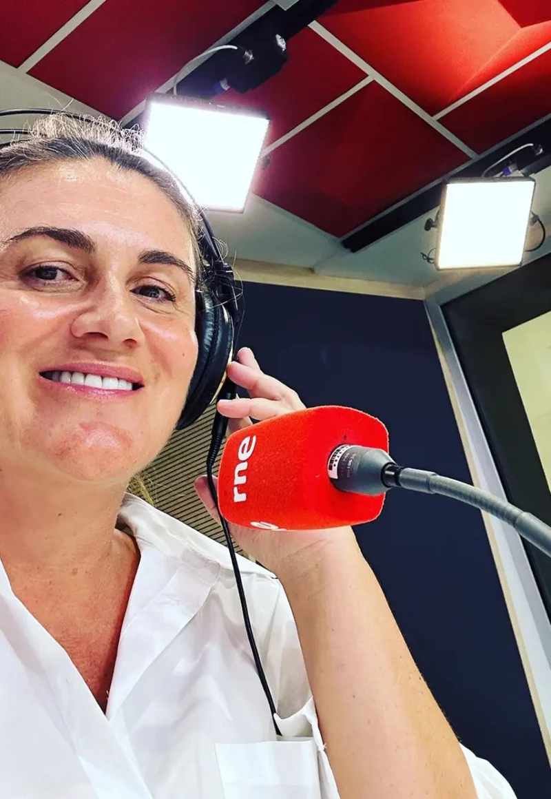 Carlota en la radio.