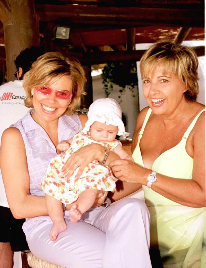 María Teresa con Terelu y Alejandra bebé.