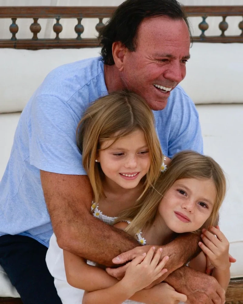 Julio Iglesias con Victoria y Cristina, de niñas.