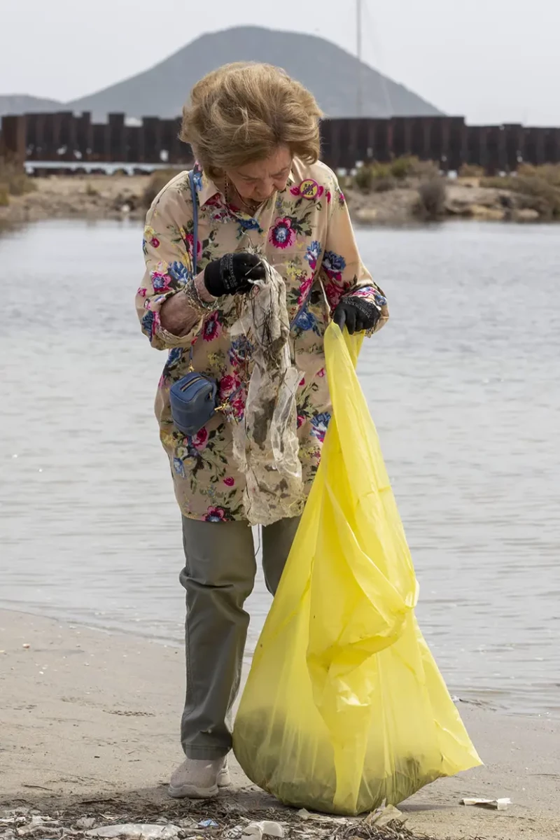 Sofía recogiendo basura.