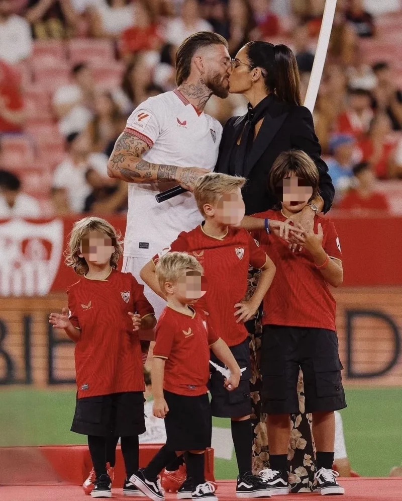 Sergio Ramos junto a su familia, el día de su vuelta al Sevilla FC.