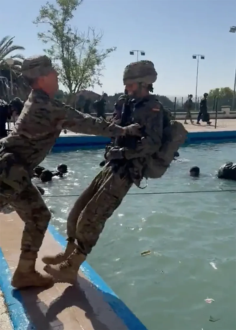 Leonor ha aprendido a no ahogarse si cae al agua llevando todo el equipamiento de combate.