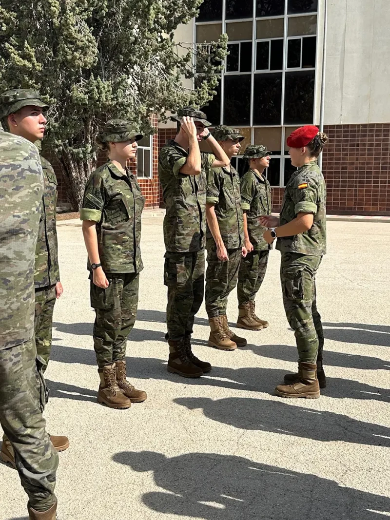 Leonor y su batallón ya han recibió la boina grancé, el distintivo rojo que los acredita como combatientes del Ejército de Tierra.