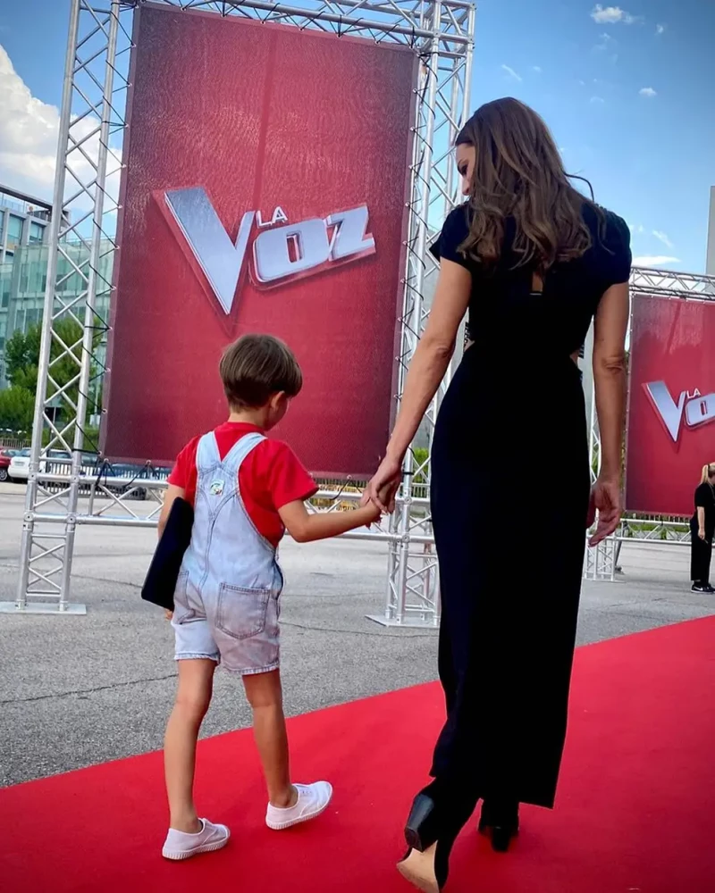 Con cinco años y medio, el pequeño acompaña de vez en cuando a su mamá a las grabaciones.