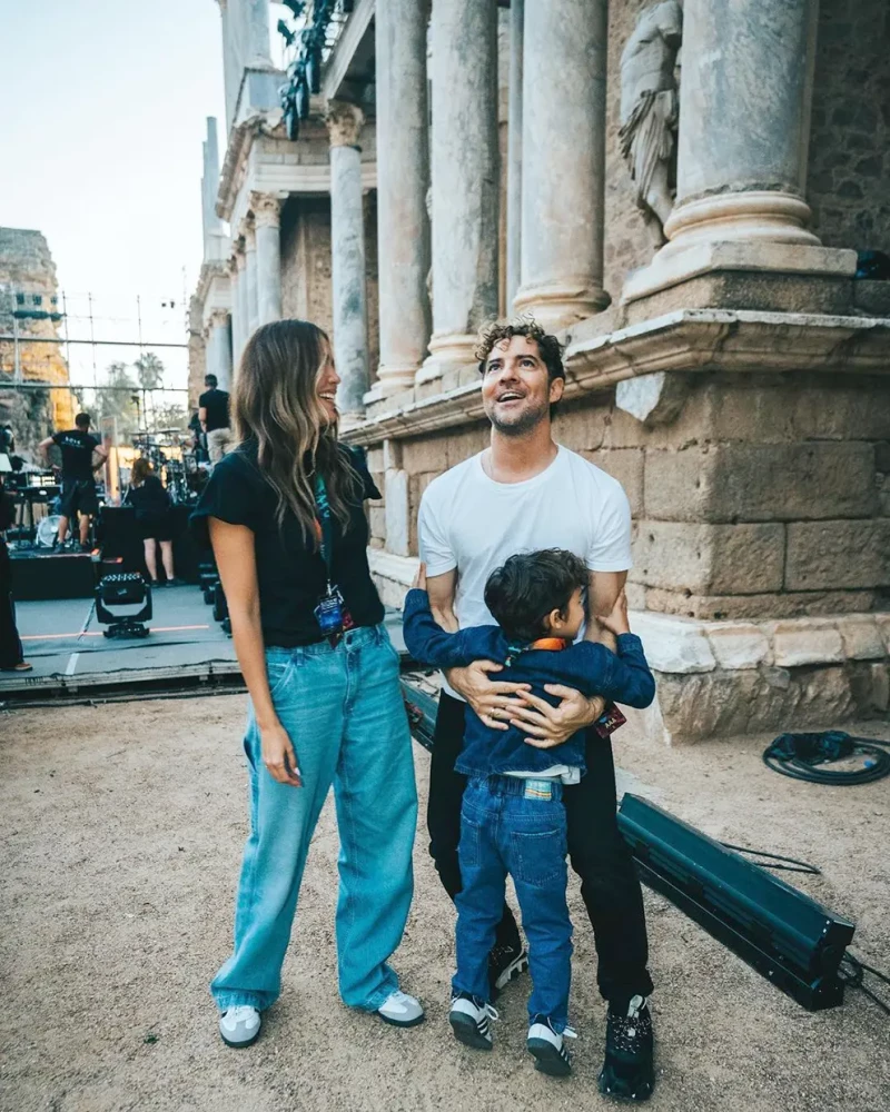 El cantante junto a Rosanna y al pequeño Matteo durante el montaje del escenario en el Teatro Romano de Mérida.