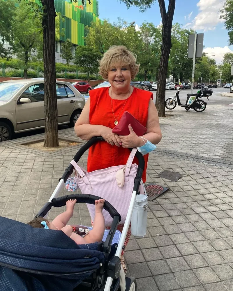 La que fuera eurovisiva en 1971 en una foto de hace un tiempo, paseando con la pequeña Ana, que nació en el 2021.