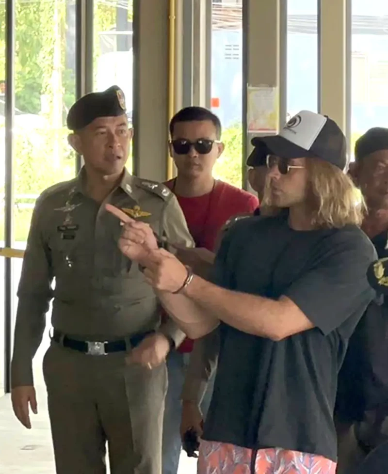 Daniel Sancho colaborando con la policía de Tailandia.