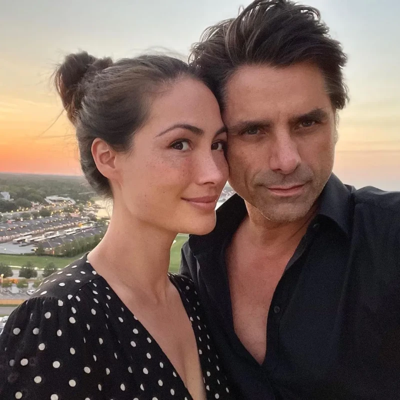 John Stamos con su pareja en una imagen de redes