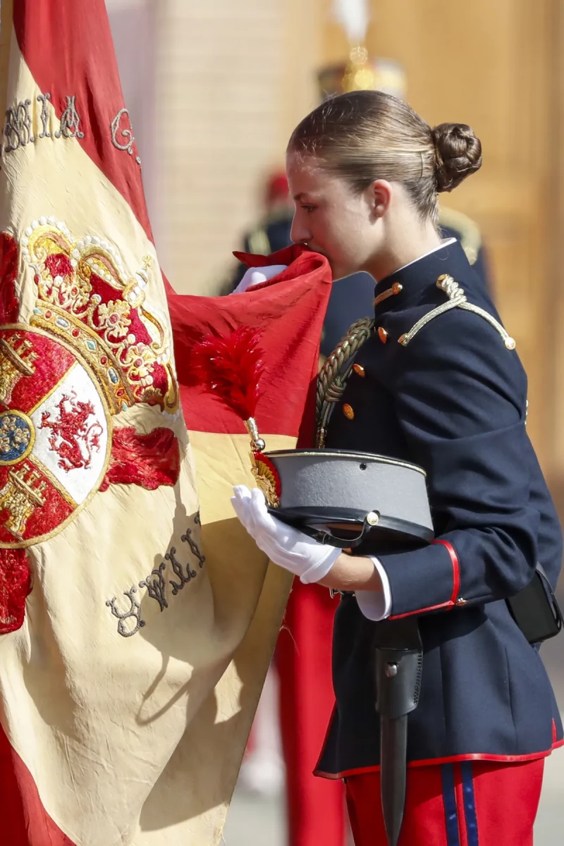 leonor jura bandera