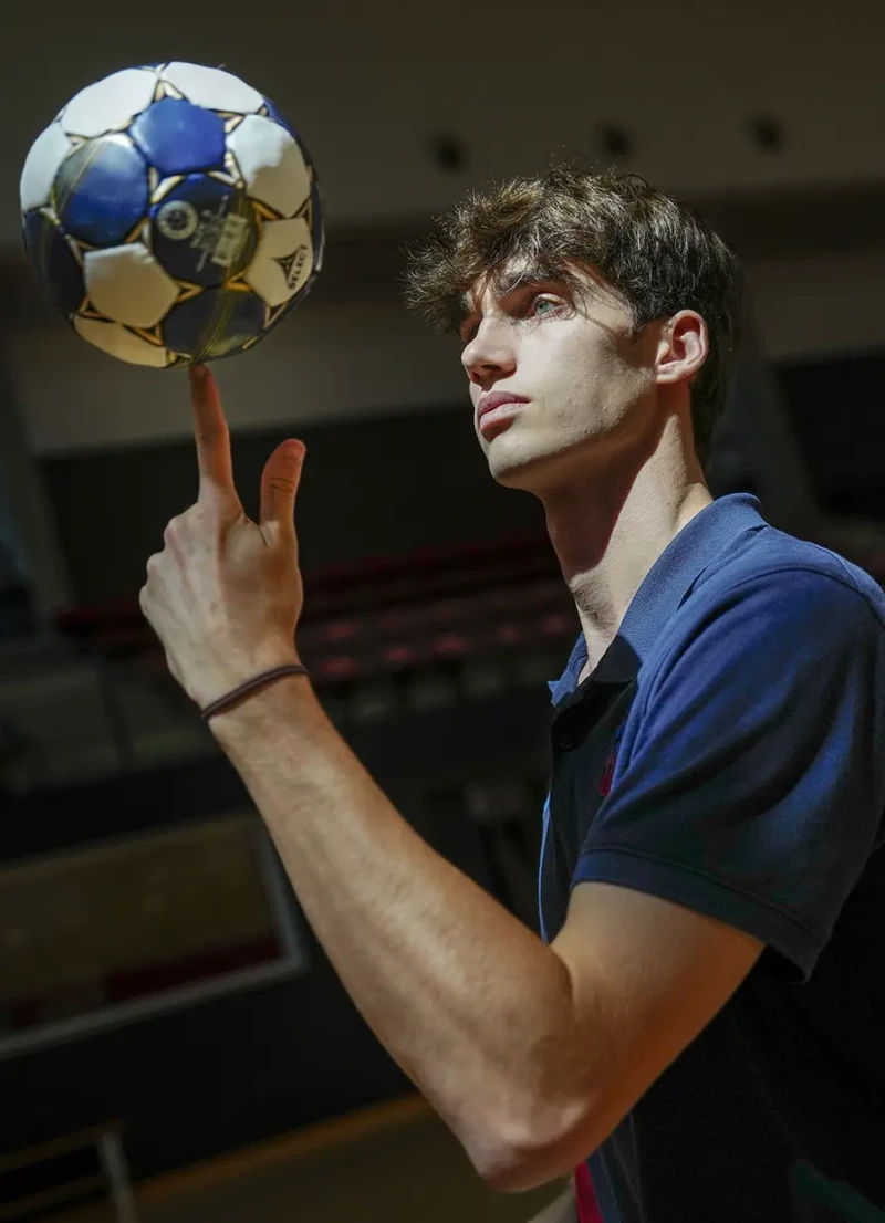 Pablo es muy feliz en Barcelona, donde pasa tiempo con su novia y triunfa con su equipo de balonmano con el apoyo de ella y de su madre.