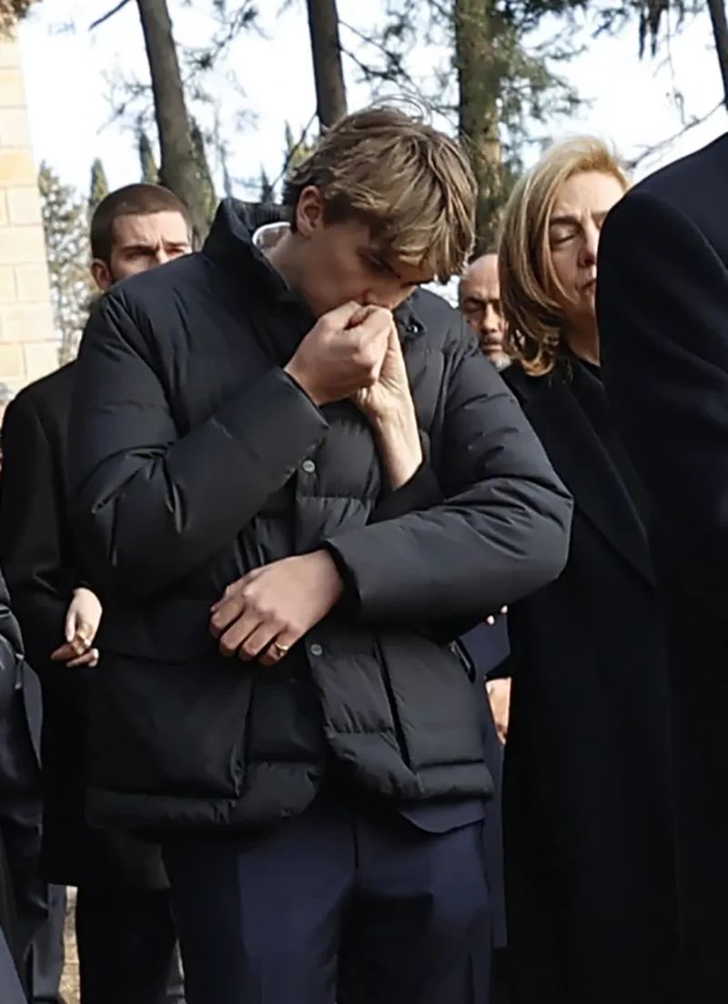 Miguel besando en la mano su madre en el funeral de Constantino de Grecia.