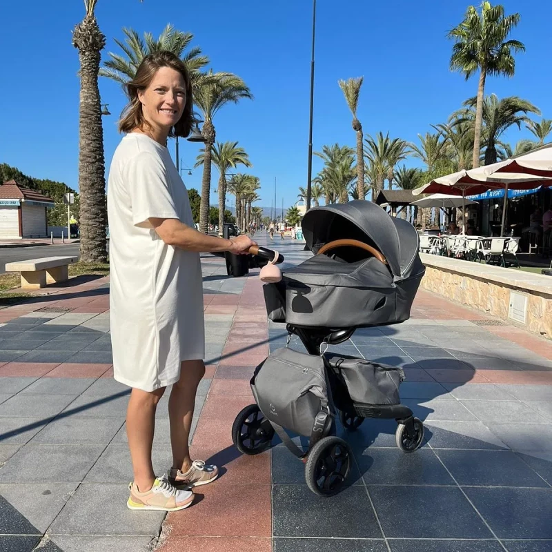María Casado paseando con el carrito de su bebé, Daniella.
