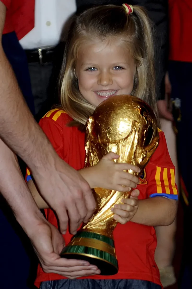 Leonor con la copa del mundial de fútbol en la mano