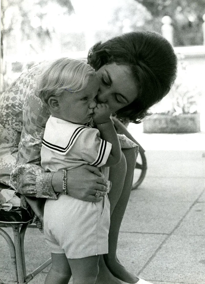 Sofía con su hijo Felipe cuando era niño.