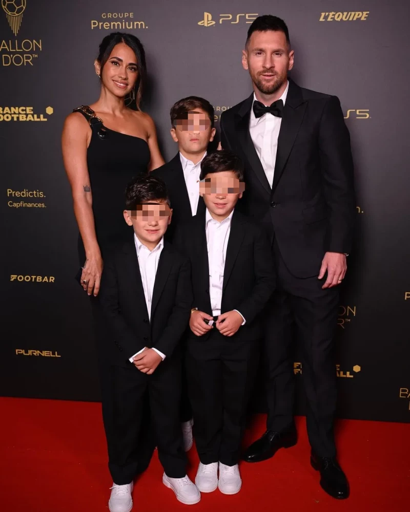 Antonella Rocuzzo con Leo Messi y sus hijos en el Balón de Oro