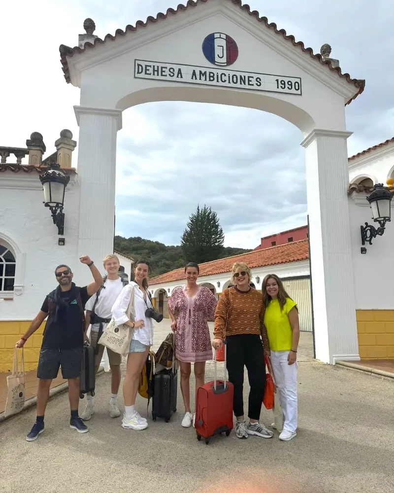 Un grupo muy bien avenido. De izqda. a dcha., Miguel Diosdado, Harry (pareja de Palito), Palito Dominguín, Blanca Romero, Tania Llasera y María José Campanario. Ésta última demostró tener una gran complicidad con todos ellos.