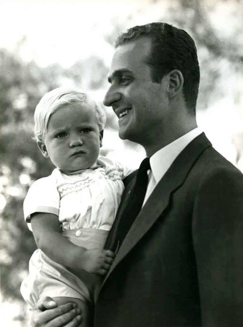 Juan Carlos con su único hijo varón, Felipe, en brazos.
