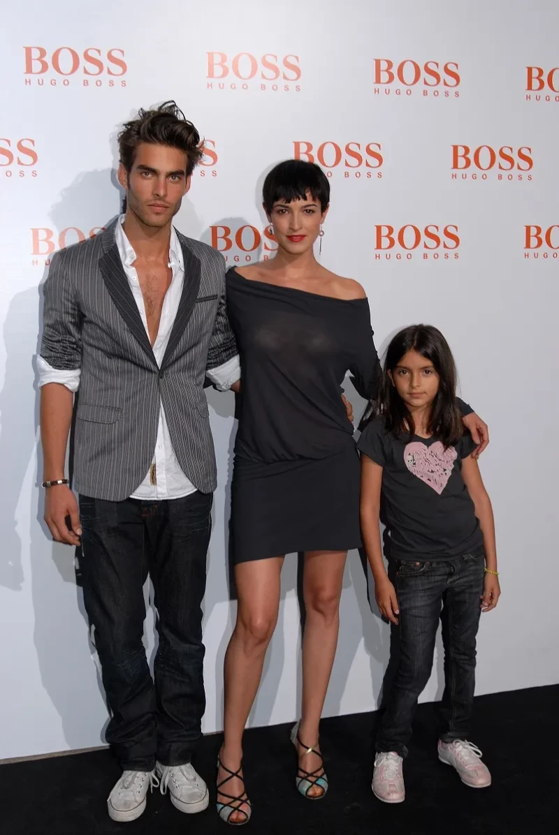 Madre e hija, junto al modelo Jon Kortajarena.