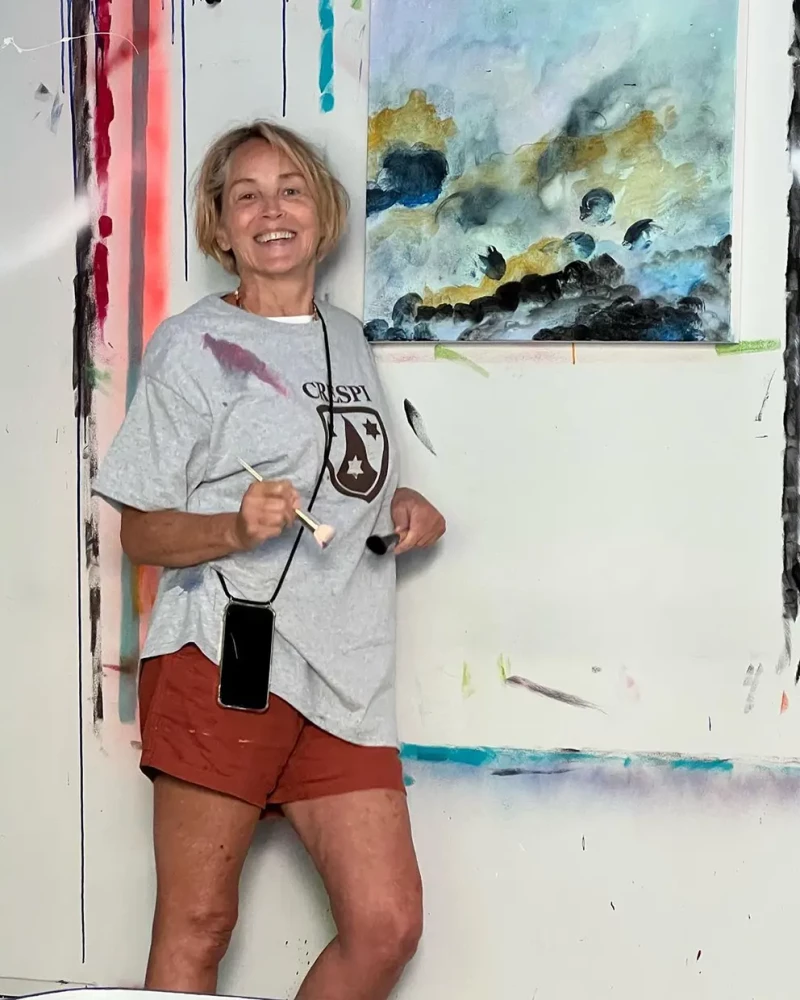 Empezó a pintar en pandemia para controlar la ansiedad y Sharon Stone se aficionó a los acrílicos. Ahora pinta todos los días y ha expuesto.