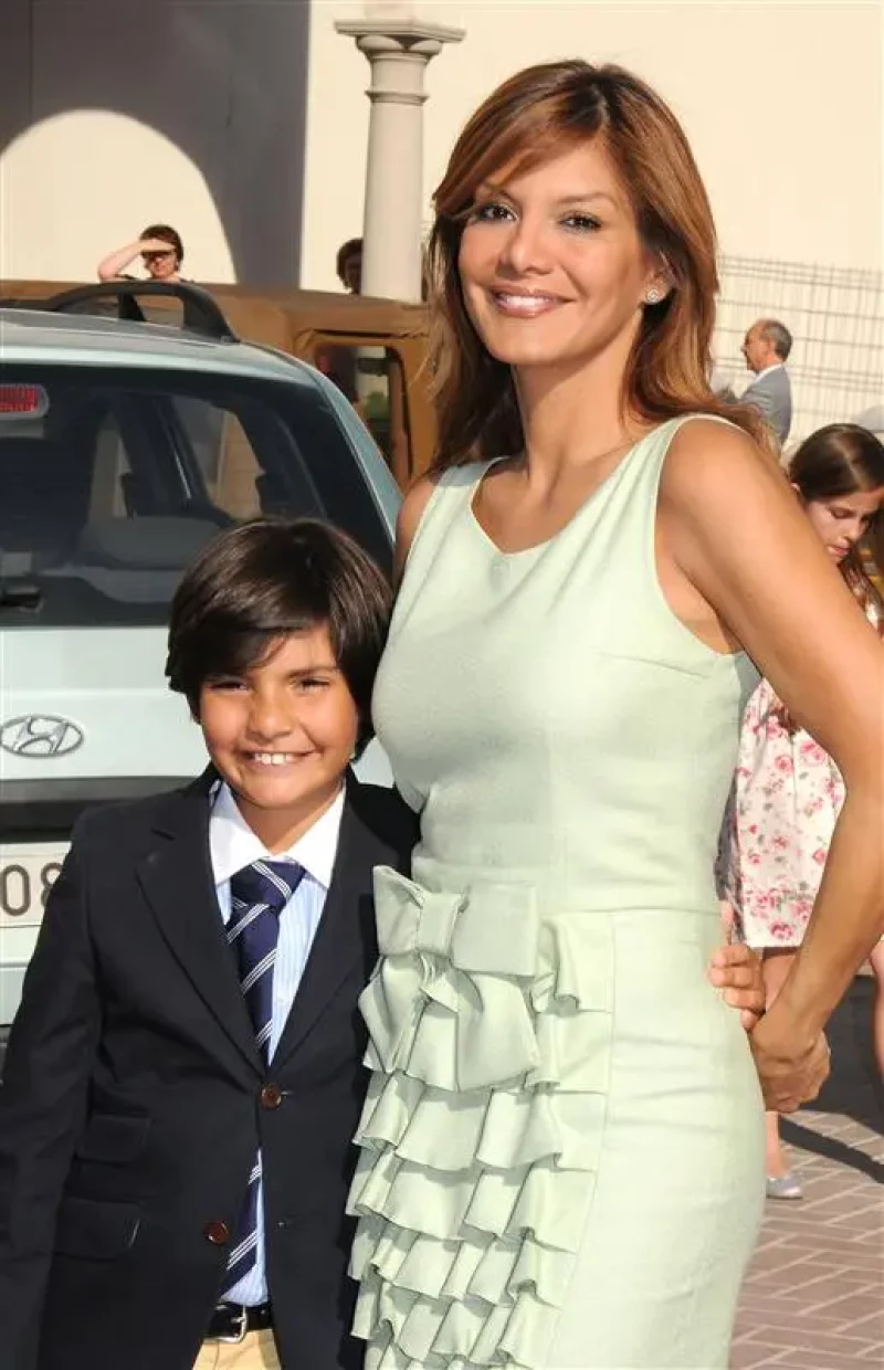 Ivonne Reyes, posando con su hijo Alejandro cuando era pequeño.