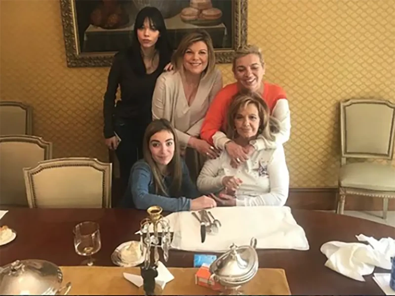 María Teresa con sus hijas y sus dos nietas, con las sillas del comedor que se van a subastar