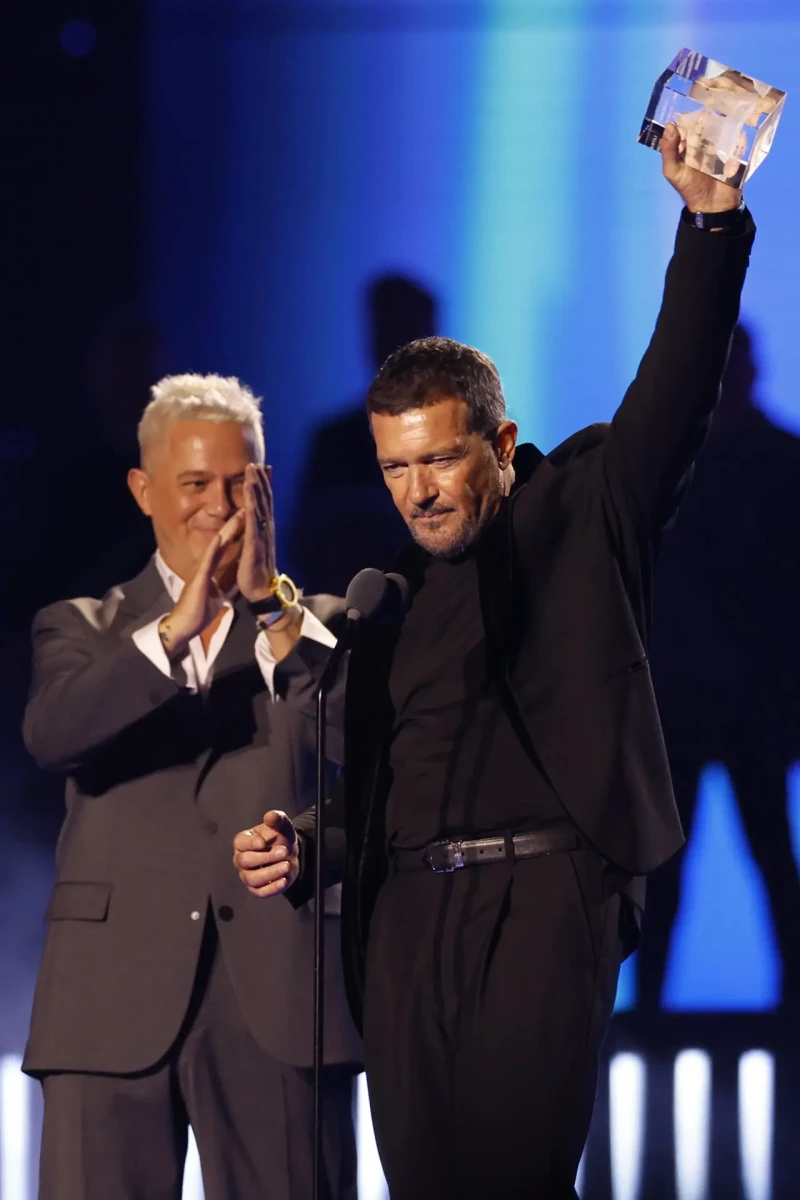El actor español Antonio Banderas recibe el Premio de la Presidencia ante el cantante español Alejandro Sanz (i), durante la gala anual de los Latin Grammy celebrada este jueves en Sevilla. EFE/Julio Muñoz