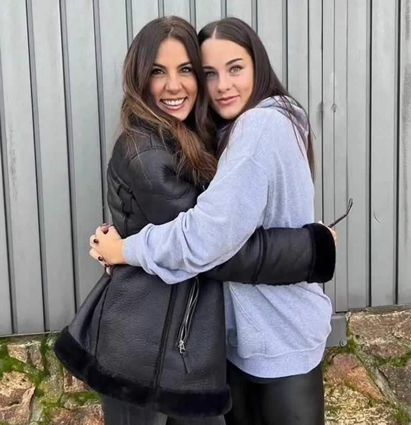 Alicia Senovilla con su hija.