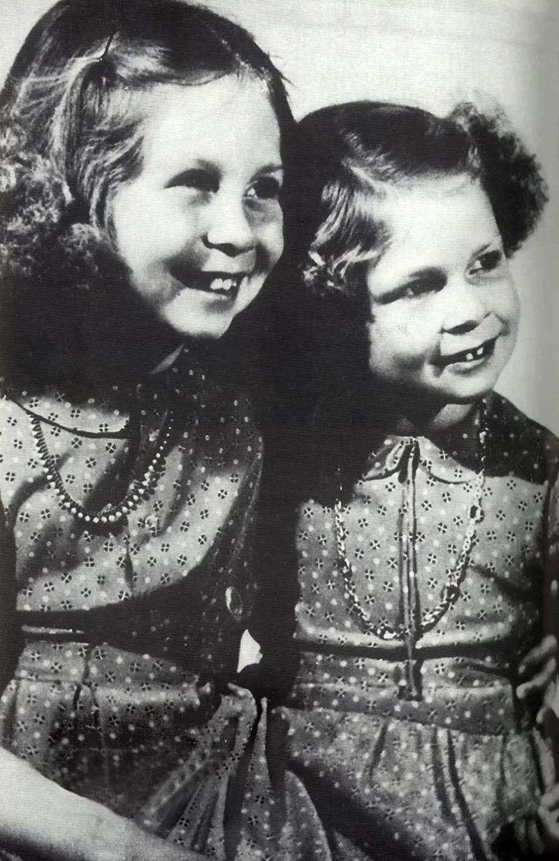 Sofía y su hermana de niñas.