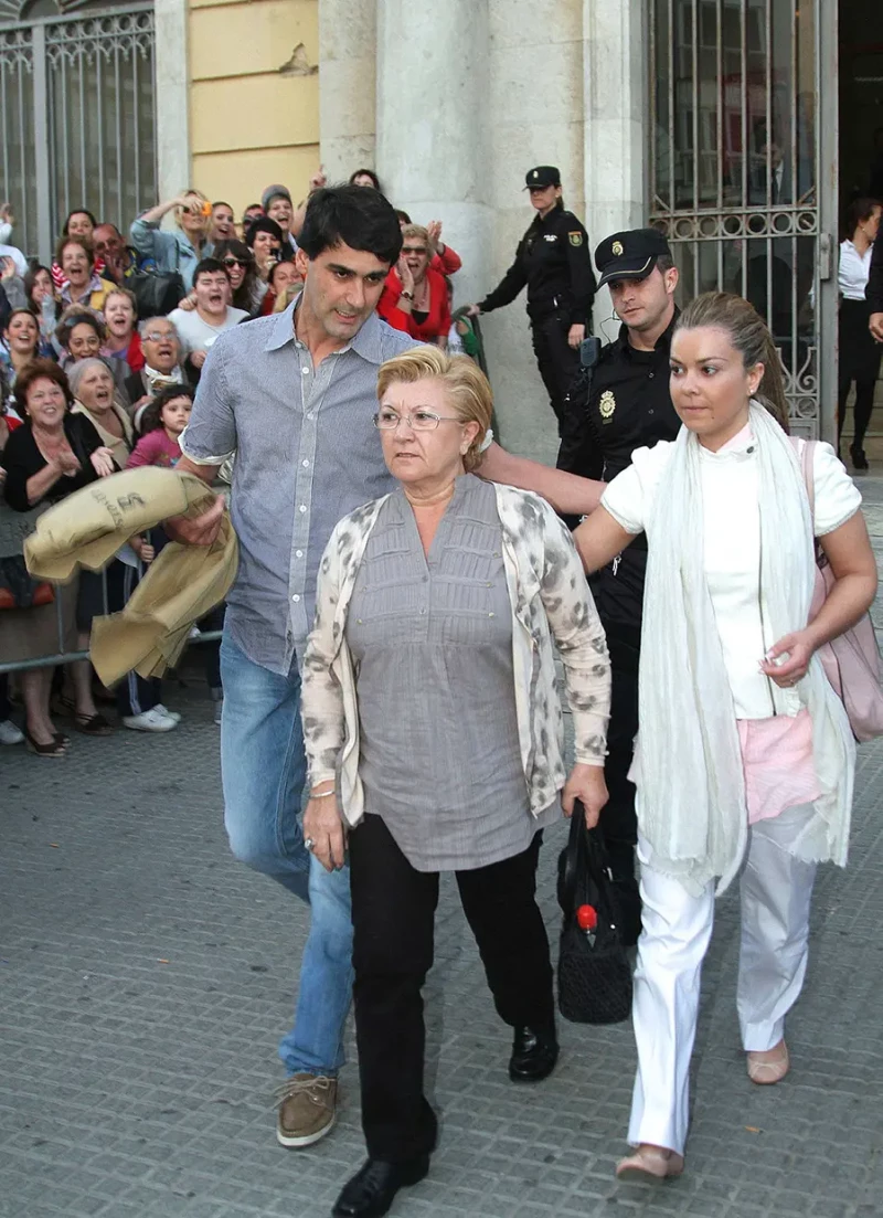 En el 2011 Jesulín apoyó incondicionalmente a su mujer y a su suegra, acusadas
y, finalmente, condenadas por fraude a la Seguridad Social.