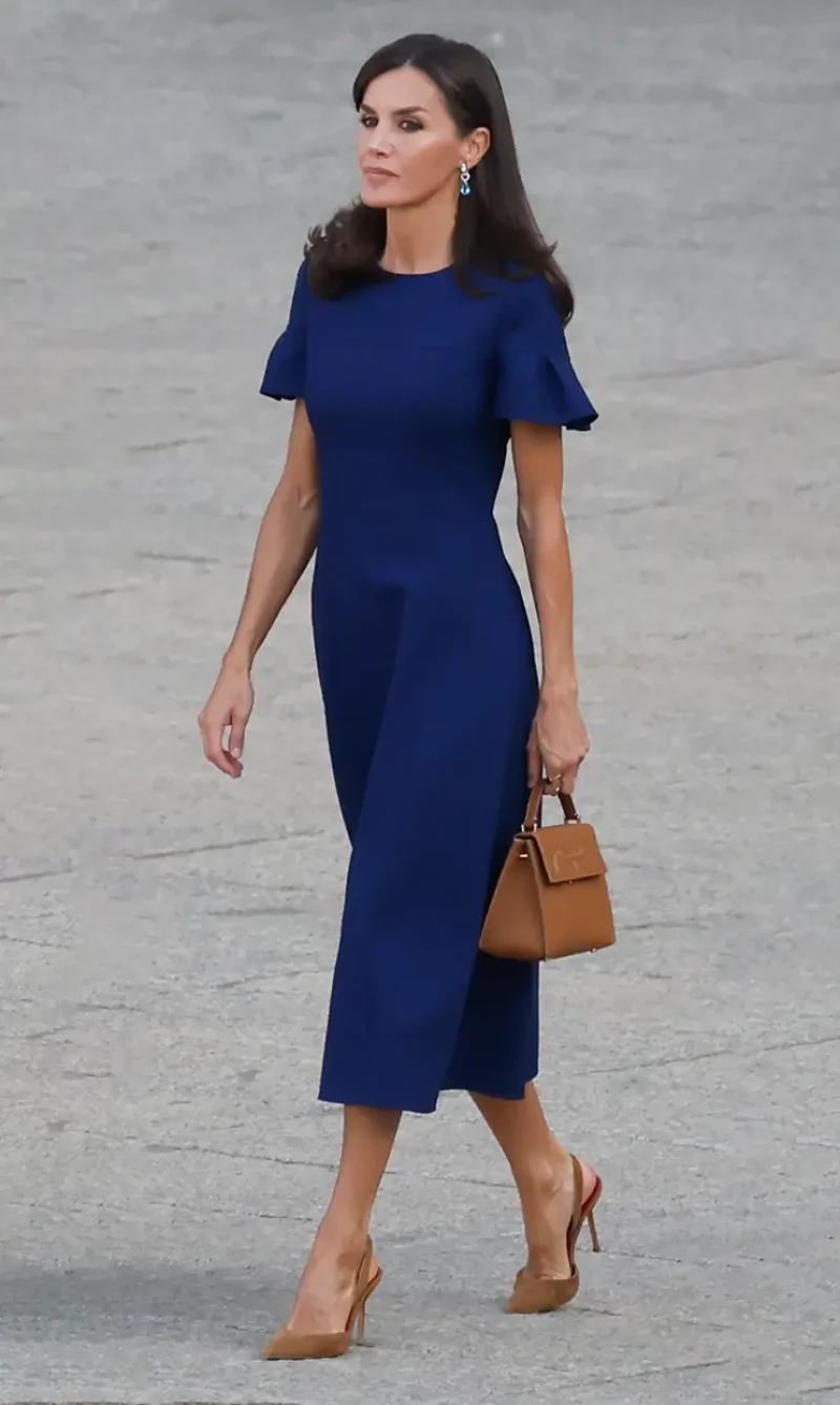 Letizia ha llevado la misma combinación de vestido "midi" con zapatos y bolso camel en numerosas ocasiones.