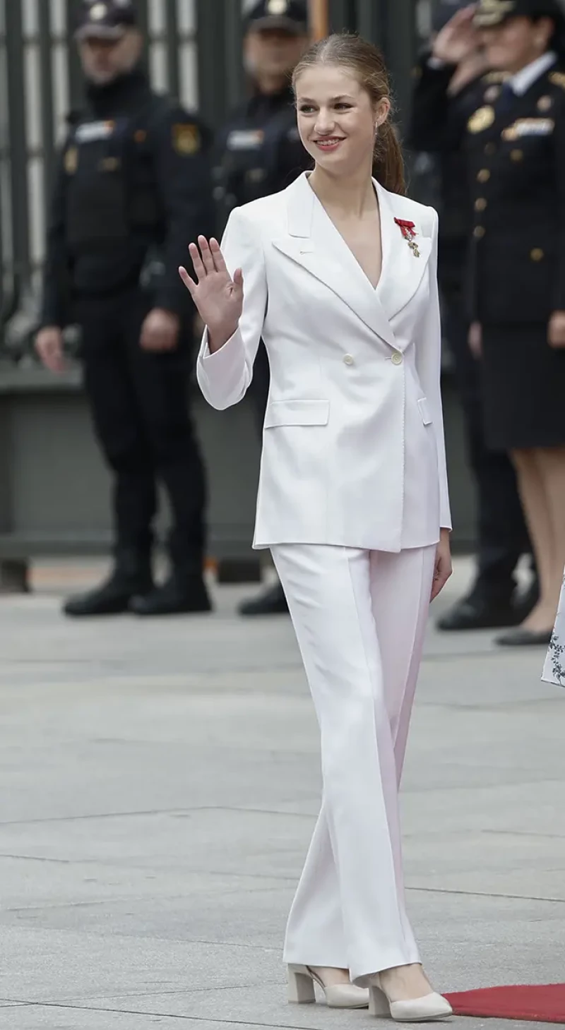 La Princesa Leonor vestida con un traje de trabajo blanco.