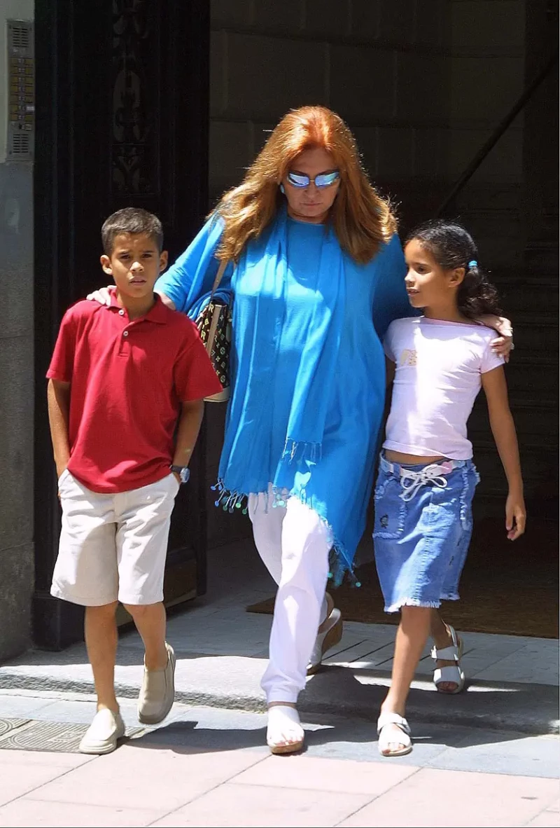 José Fernando y Gloria Camila de niños con su madre, Rocío Jurado