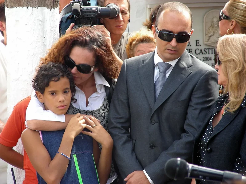 Gloria Camila en el entierro de Rocío Jurado con su hermana, Rocío Carrasco y Fidel Albiac.