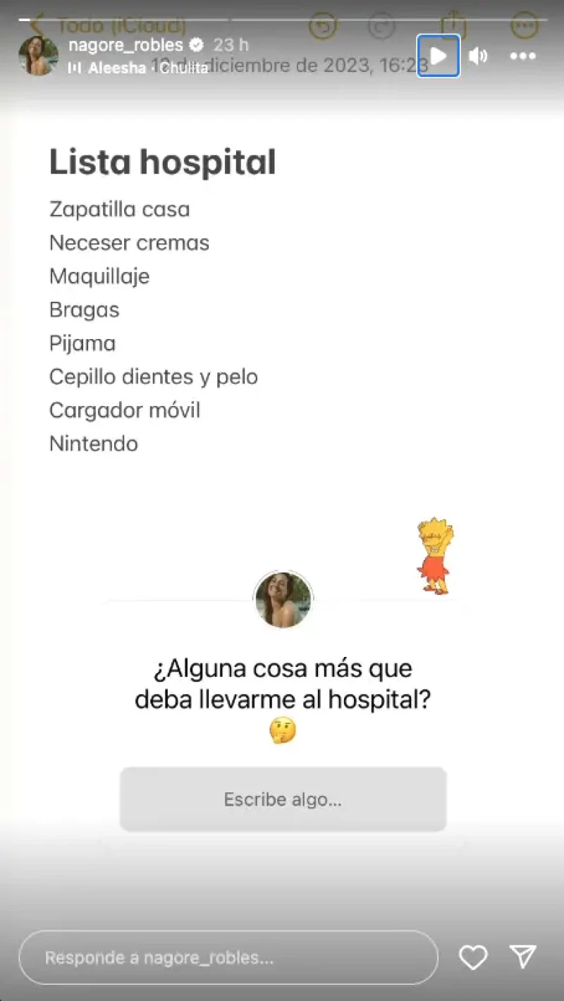 Nagore Robles enseña la lista con las cosas que se llevará al hospital