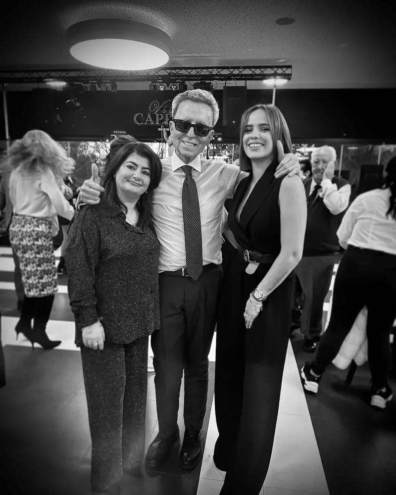 Ortega Cano con su hija Gloria Camila y su empleada, Marina.