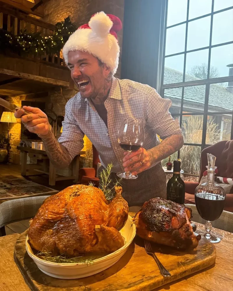 David Beckham trinchando el pavo.