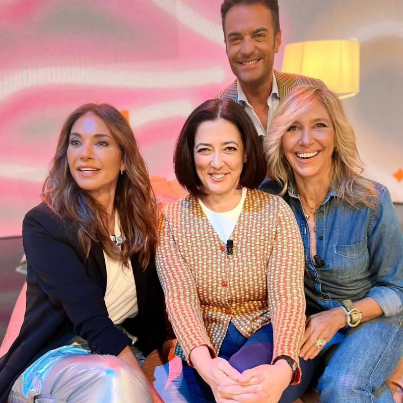 Marta Robles con algunos compañeros de "Espejo Público"