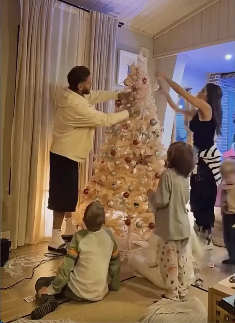 Pilar y Sergio montando el árbol de navidad en familia.