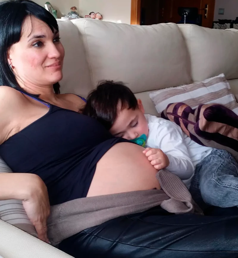 Irene Villa embarazada junto a su hijo en una imagen retrospectiva